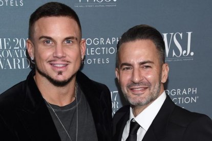 Marc Jacobs (a la derecha), junto a su novio, Charly deFrancesco.