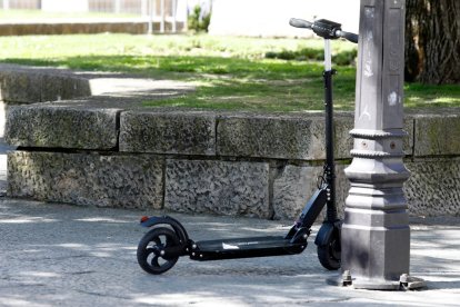 Un patinete eléctrico aparcado en Botines. MARCIANO PÉREZ