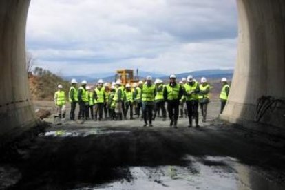 Una visita institucional al área de prácticas de la Mina Escuela del Bierzo