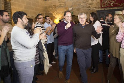 Luena, ayer en Benavente, junto al alcalde de Puebla de Sanabria.