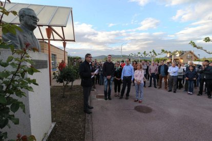 Momento del acto de homenaje a Morete y su familia en la ciudad deportiva de Cacabelos.