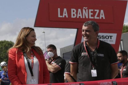 Javier Guillén, director general de la Vuelta, junto a Cristina Álvarez, ayer en La Bañeza. FERNANDO OTERO