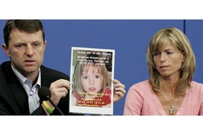 Gerry y Kate McCann, con una foto de Madeleine, en el 2007.