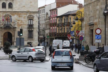 Coches circulando por la zona de Botines.