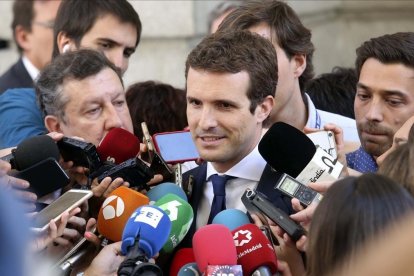 El presidente del PP, Pablo Casado, responde a los periodistas en el Congreso /