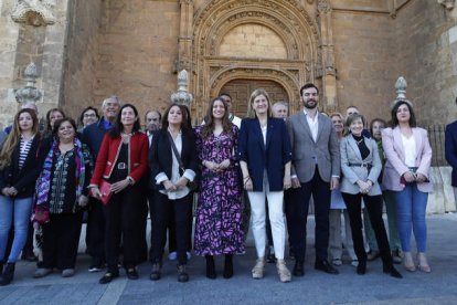 La candidatura del PP al Ayuntamiento de León, ante la emblemática fachada de San Marcos. RAMIRO