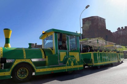 El tren turístico sobre ruedas parte cada hora desde el puente García Ojeda hasta el próximo 23 de abril