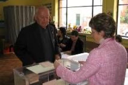 El párroco de Santa María del Páramo, Saturnino Rodríguez, ejerciendo su derecho al voto