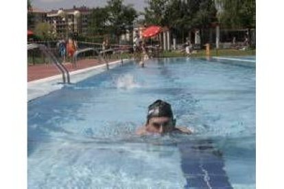 Un bañista colaborando por la causa, nadando en la piscina