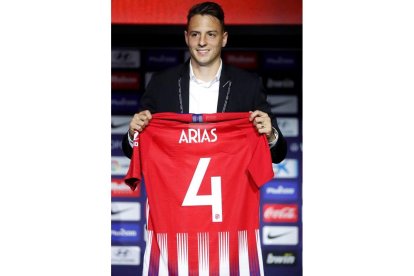 Nikola Kalinic y Santiago Arias posan con la camiseta del Atlético de Madrid. CHEMA MOYA