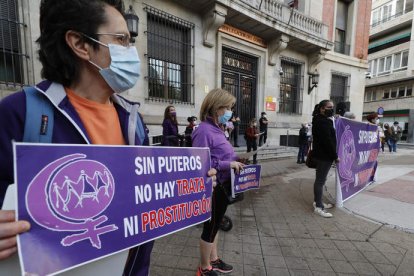 Concentración de feministas de León por la abolición de la prostitución en 2020 frente a la Subdelegación del Gobierno. DL