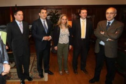 Representantes del Colegio de Empresariales, informáticos y procuradores, ayer con el alcalde.