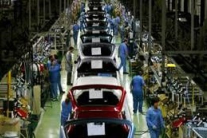 Imagen de unos trabajadores en la cadena de producción de automóviles