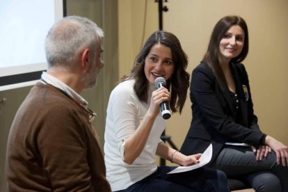 La líder de Ciudadanos en Cataluña, Inés Arrimadas (c) junto a los integrantes de dicha formación Carlos Carrizosa y Lorena Roldán durante un acto político en Bruselas al que ha asistido los miembros del Grupo Parlamentario de Ciutadans. EFE/ Horst Wagner