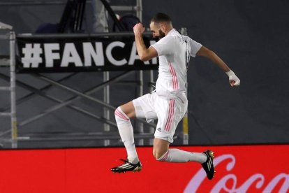 Karim Benzema celebra el segundo gol del Real Madrid frente al Granada. JUANJO MARTÍN