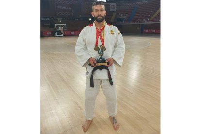 Alejandro Escobar posa con su trofeo de campeón de España. DL