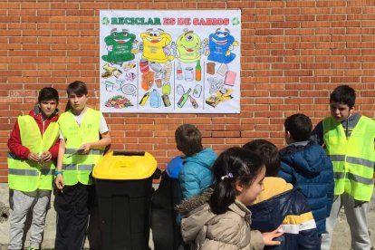 Escolares de La Virgen del Camino en una reciente campaña de difusión sobre el reciclaje. DL