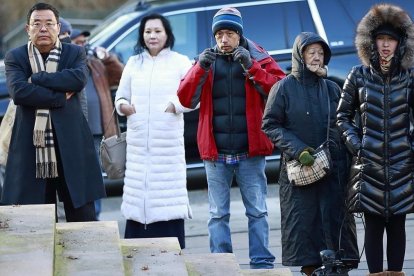 Un grupo de personas espera frente a la Corte Suprema de Vancúver durante la vista celebrada contra Meng Wanzhou.