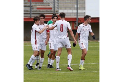 Los culturalistas felicitan a Apache tras el gol de la remontada. F. OTERO