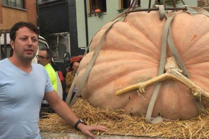 Uno de los ejemplares de calabaza de 608 kilos que se expuso el sábado en Igüeña. CEBRONES