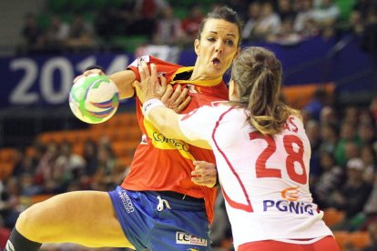 La lateral española Beatriz Fernández intenta superar a una jugadora polaca.