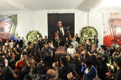 Imagen de la multitudinaria despedida tributada ayer a Chavela Vargas en México DF.