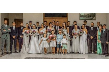 Foto de familia con la reina y rey de las fiestas y sus damas de honor, el pregonero Pedro Lechuga y los representantes municipales. IRENE AGUILAR