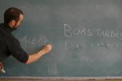 Un profesor de gallego, durante una clase en Cacabelos