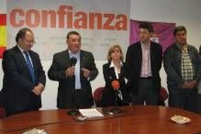 David Fernández -en el centro, acompañado de Eduardo Fernández y Martínez Majo- volverá a gobernar