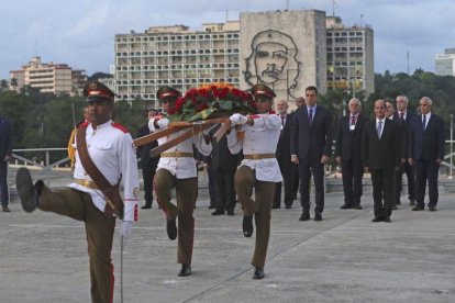 El presidente del Gobierno espanol  Pedro Sanchez  y el viceministro cubano de Relaciones Exteriores  Rogelio Sierra  durante la ofrenda foral celebrada en el monumento al procer independentista cubano Jose Marti  en La Habana.