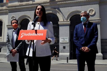 Arrimadas, Edmundo Bal y Luis Garicano ante la sede del Tribunal de Cuentas. FERNANDO ALVARADO