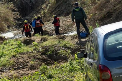 Bomberos, durante las labores de búsqueda en el arroyo donde desaparecio el Guardia Civil de Guillena.