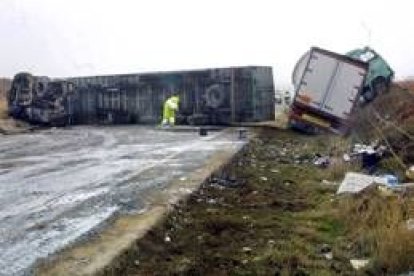 Uno de los camiones volcó en la carretera, el resto de los vehículos volcaron y cayeron en la cuneta