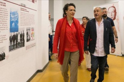 Magdalena Valerio, con Josep Maria Álvarez, este domingo en la sede de la UGT en Barcelona.