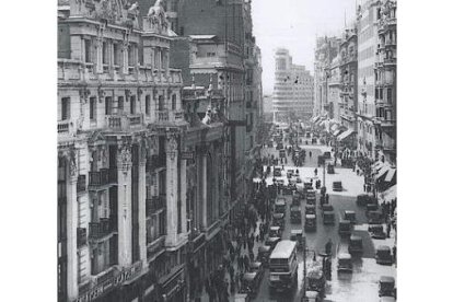 Foto de la Gran Vía que aparece en la portada del libro.