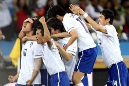 Los coreanos celebran su segundo gol.