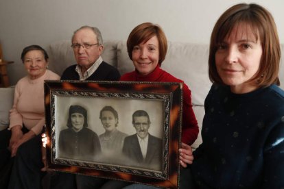 Dolores del Pozo Fuertes, Evelio Fernández Alonso y sus hijas Ana y Bea con el retrato de Genera entre su madre, Quiteria, y su padre, Inocencio. Jesús f. salvadores