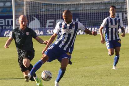 Isi anunció que padece covid, lo que puede apartarle del choque ante la Deportiva. ANA F. BARREDO