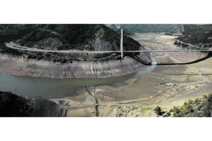 El embalse de Barrios de Luna se encuentra al 8% de su capacidad, dos tercios por debajo de lo habitual en estas fechas. ARGÜELLO