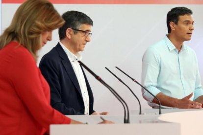 Díaz, López y Sánchez, durante el debate electoral de las primarias del PSOE.