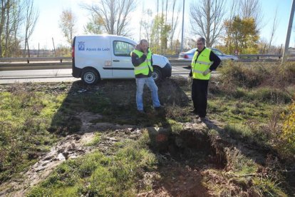 Los operarios de Aguas de León trabajan en una avería en la red de suministro.