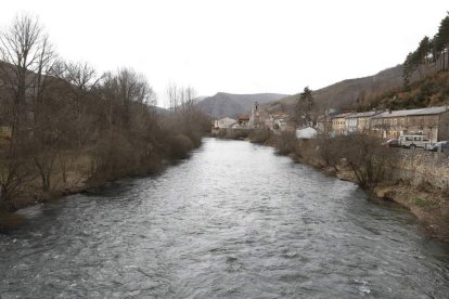 Estado ayer mismo del río Esla a su paso por Crémenes. MARCIANO PÉREZ