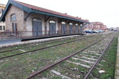 La vía de la Plata entre Astorga y Plasencia, a la altura de La Bañeza, cerrada en 1985. RAMIRO