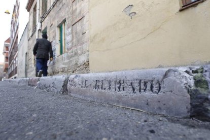 Lápida en la calle del Maestro Uriarte, en el barrio de San Esteban, donde parece leerse el nombre de Daniel Redondo.