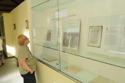 Una mujer observa algunos de los documentos expuestos en el museo Mundo Mosca.