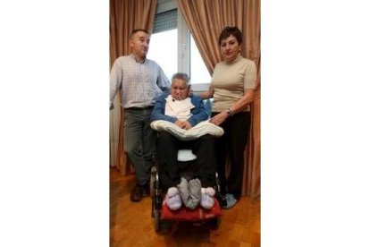 León y Pilar, junto a su madre, Jacinta Rodríguez, de 89 años