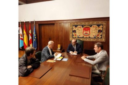 Foto de la reunión distribuida por el Ayuntamiento de Ponferrada. DL