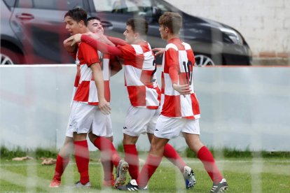 Los jugadores arlequinados celebran uno de los goles materializados.