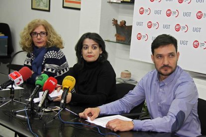 La secretaria autonómica de Sanidad de la Federación de Servicios Públicos del sindicato UGT, Nieves Martínez (C), junto a Rosa Rapado (I) y Carlos García (D)