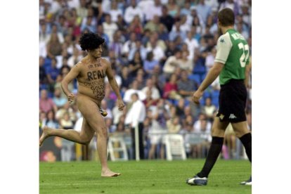 El exhibicionista Mark Roberts en 2003 saltó desnudo al césped del estadio Santiago Bernabéu. SERGIO BARRENECHEA